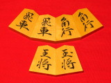 美玉作空蝉御蔵島黄楊斑入上柾目彫埋将棋駒　 新品/桐平箱付(KS1238)